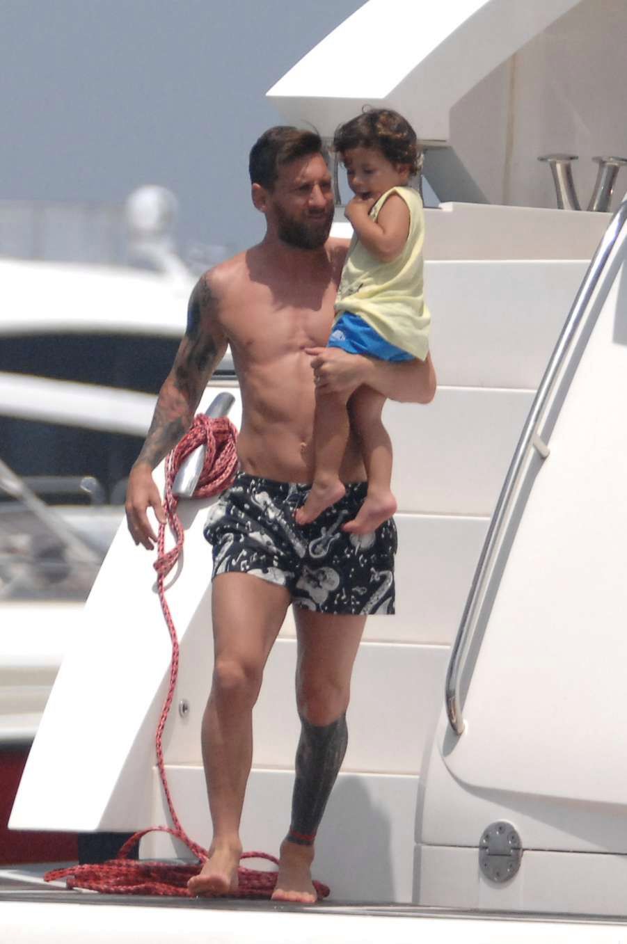 Leo Messi z dzieckiem na wakacjach