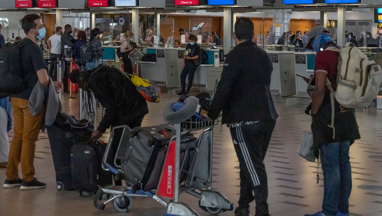 <p>epa09608751 Travelers look at flight information informing of flights cancelled due to Covid restrictions at Cape Town International Airport as restrictions on international flights take effect, Cape Town, South Africa, 28 November 2021. South Africa&#8217;s foreign ministry has complained it is being punished when it should have been applauded for discovering Omicron. The European Union and countries such as Japan and Israel moved to ban travelers from southern Africa following the discovery of the highly mutated COVID-19 variant, B.1.1.529/Omicron.  EPA/NIC BOTHMA<br />
Dostawca: PAP/EPA.</p>