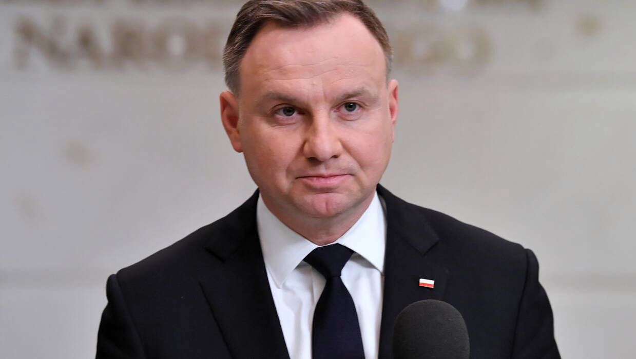 <p>Warszawa, 28.02.2022. Prezydent Andrzej Duda udziela wypowiedzi mediom w Biurze Bezpieczeñstwa Narodowego, 28 bm.  po miêdzynarodowych wideokonsultacjach w zwi¹zku z agresj¹ Rosji na Ukrainê. Dzisiejsz¹ wideokonferencjê zorganizowa³ prezydent USA; obok polskiego prezydenta w wziêli w niej udzia³ przywódcy: Francji, Niemiec, W³och, Japonii, Rumunii, Wielkiej Brytanii, UE, NATO. Rozmowy dotyczy³y sytuacji na Ukrainie, narastaj¹cej agresji ze strony Rosji, w tym sformu³owanej w wczoraj przez prezydenta W³adimira Putina grobie atomowej.<br />
  (kf) PAP/Radek Pietruszka</p>