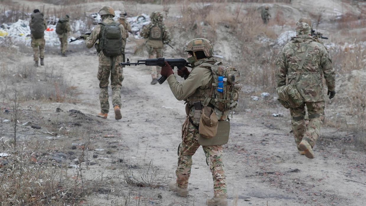 <p>epa09649525 Ukrainian reservists attend a military exercise at a training ground near Kiev, Ukraine, 18 December 2021 (issued 19 December 2021). According to a survey conducted by the Kiev International Institute of Sociology (KIIS) in December 2021 and published on 17 December 2021, the 50,2 percent of Ukrainians said they would resist in case of a Russian military intervention into their city, town or village. Every third respondent to the poll, the 33,3 percent, said they were ready to engage in armed resistance while the 21.7 percent said they were ready to participate in civil resistance actions . The US and Ukraine have accused Russia of amassing tens of thousands of troops along the Ukrainian border in preparation for a possible attack. Tensions with Russia have pushed many Ukrainians to sign up to territorial defense units.  EPA/SERGEY DOLZHENKO<br />
Dostawca: PAP/EPA.</p>