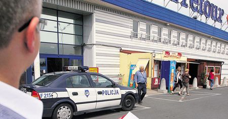 Klienci z termometrami kontrolują markety - wzywają sanepid