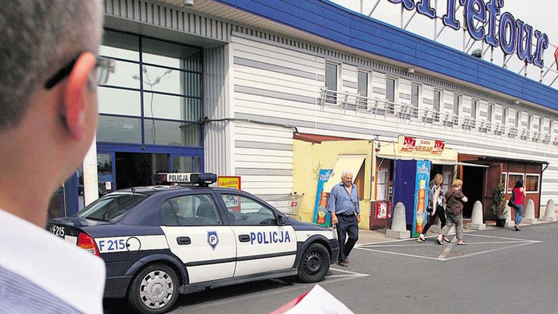 Łodzianie wezwali do sklepu policję i sanepid