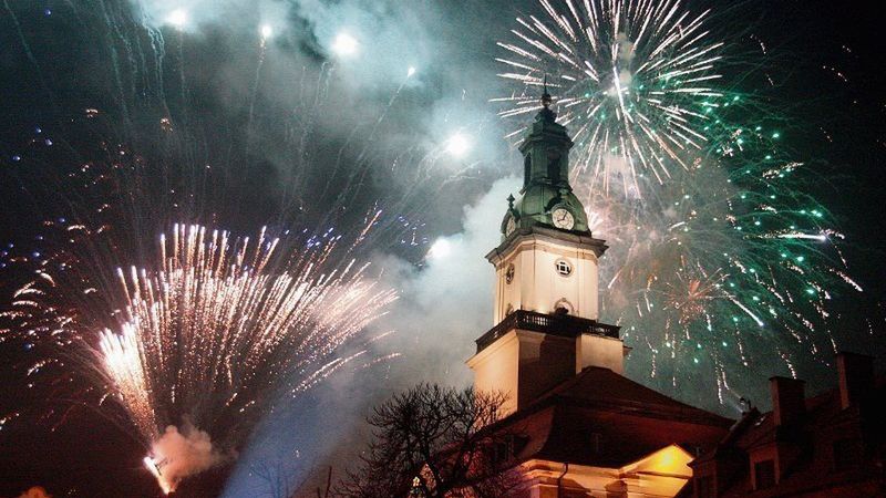 Sylwester w Jeleniej Górze zawsze kończy się widowiskowym pokazem sztucznych ogni
