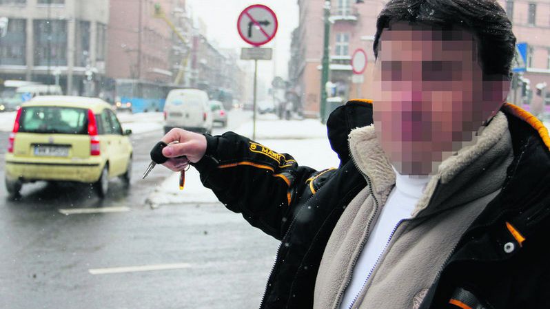 Kochanek żony wiózł Artura W. (na zdj.) na masce samochodu. Zdradzony mąż trafił do szpitala