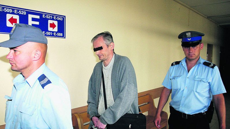 Robert R. w drodze na salę rozpraw krakowskiego sądu. Teraz jest już na wolności
