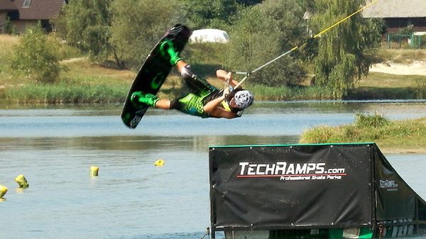 Narty wodne wymagają montażu napędzanego silnikiem wyciągu, do którego podpięty będzie "narciarz"