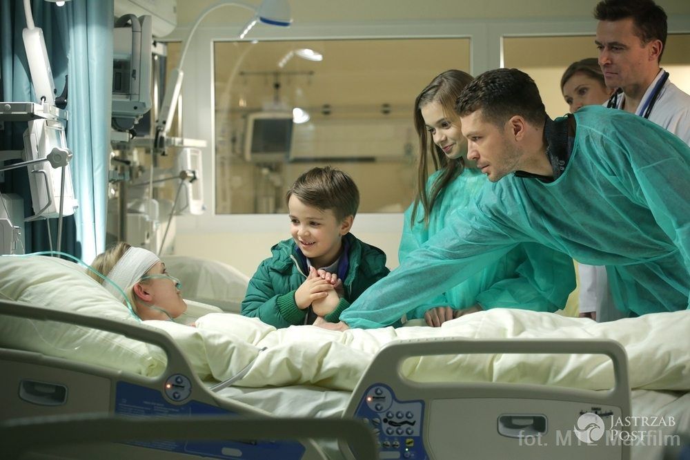 M jak miłość odcinek 1221, Joanna (Barbara Kurdej-Szatan), Wojtuś (Feliks Matecki), Tomek (Andrzej Młynarczyk), Zosia (Julia Wróblewska)