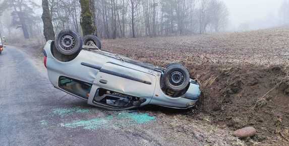 Nietrzeźwy kierowca stracił panowanie nad pojazdem i dachował