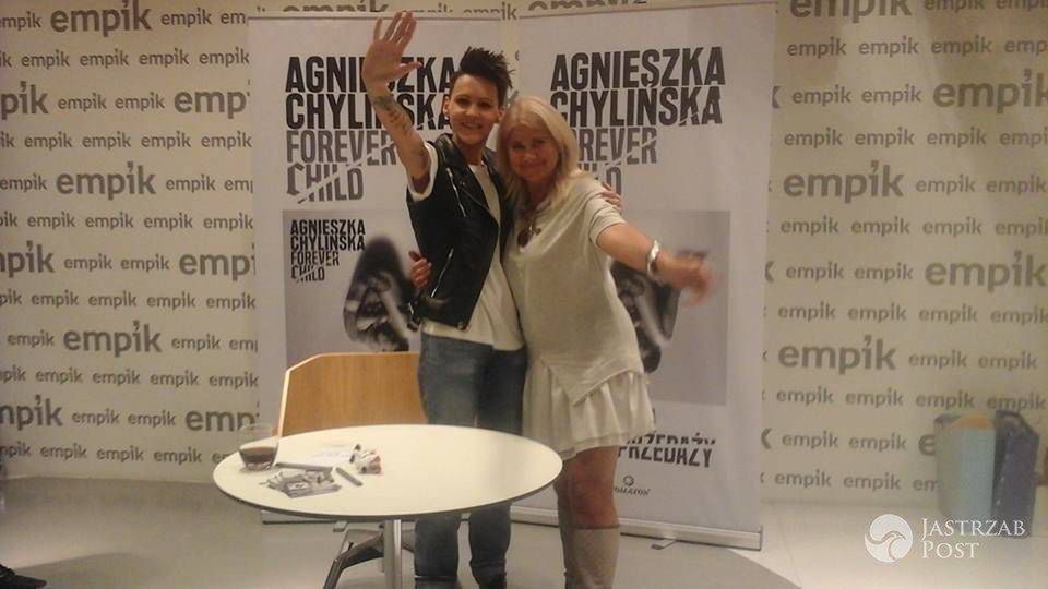 Izabela Kisio Skorupa i Agnieszka Chylińska machają do fanów