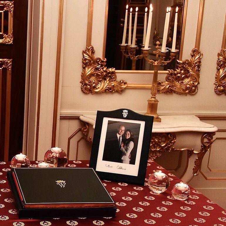 Księżna Kate i książę William przytulają się do zdjęcia
