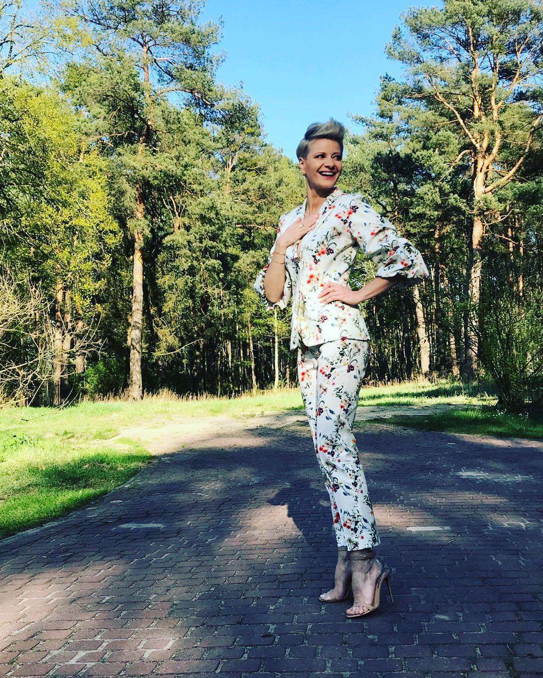 Małgorzata Kożuchowska w garniturze spaceruje po lesie