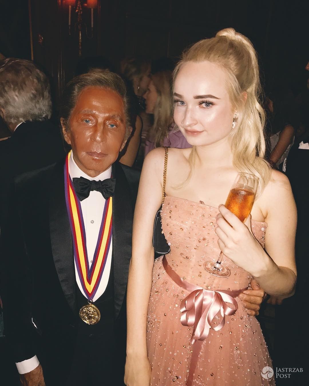 Valentino Garavani wygląda jak figura woskowa (na zdjęciu z Kim Petras)