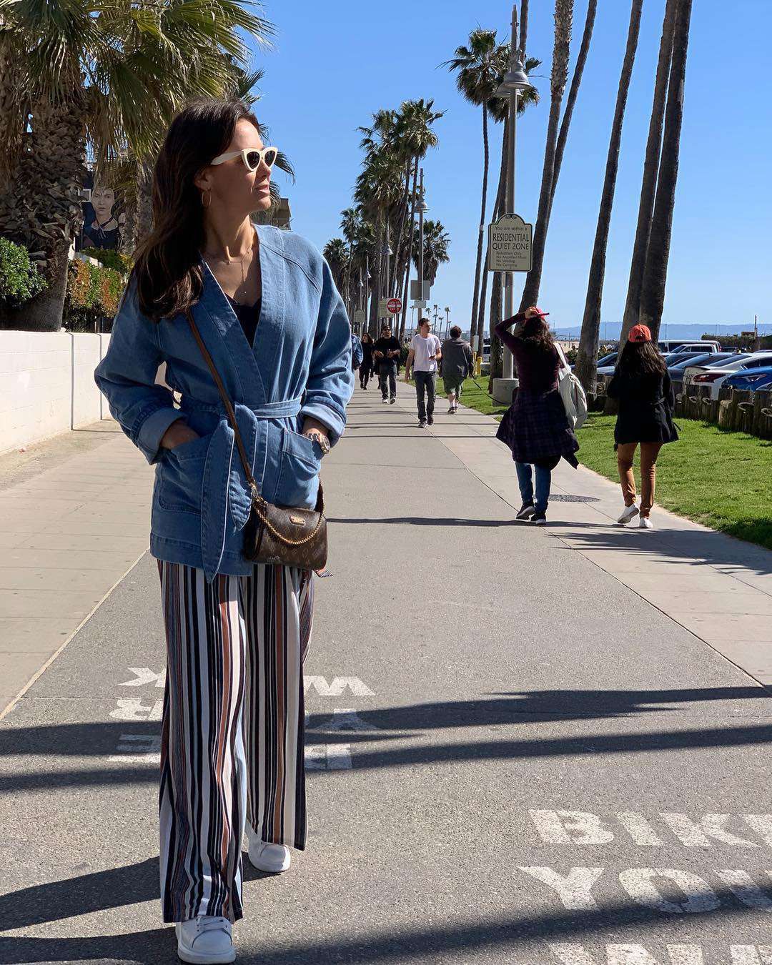 Kinga Rusin w spacerowej odsłonie na promenadzie w Los Angeles