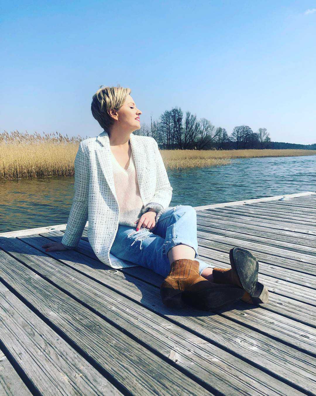 Dorota Szelągowska rozmarzona na molo