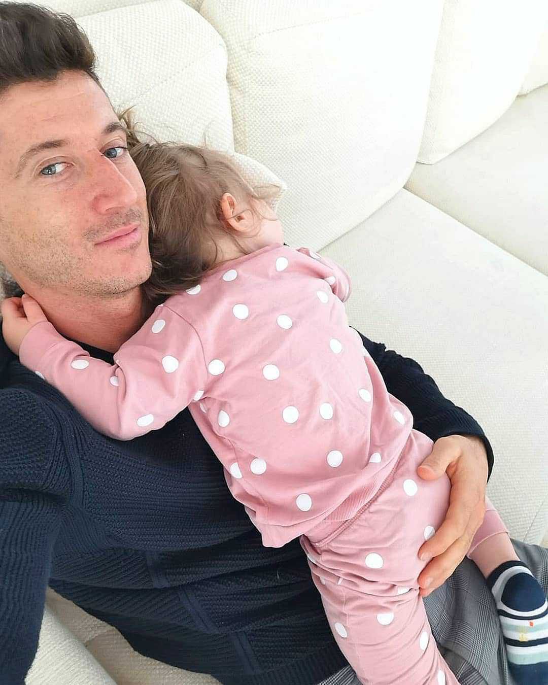 Robert Lewandowski pochwalił się śpiącą Klarą na męskim ramieniu taty
