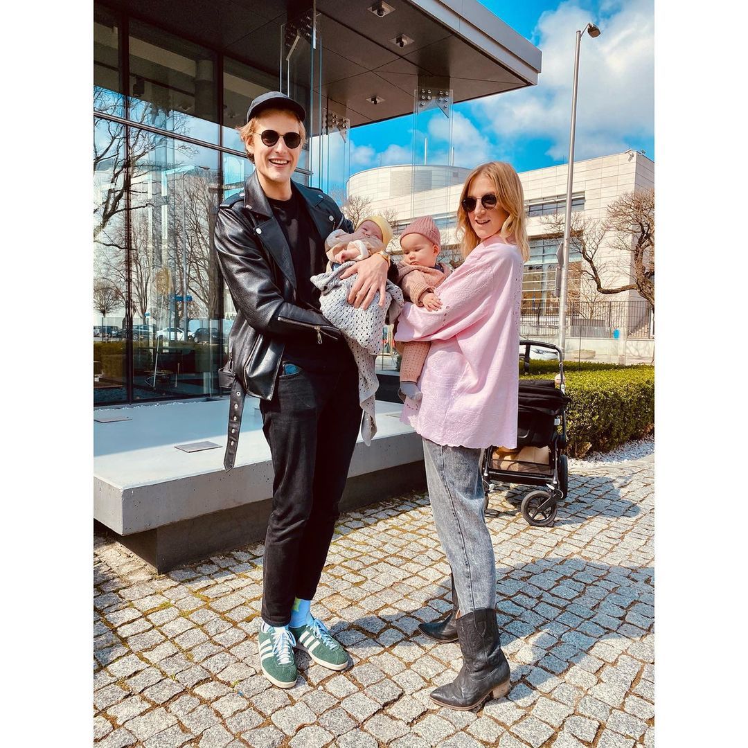 Lara Gessler i Jakob Kosel z córkami na spacerze