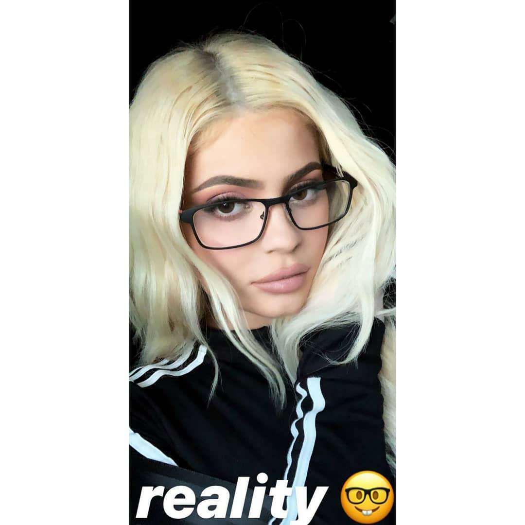 Kylie Jenner nosi okulary korekcyjne