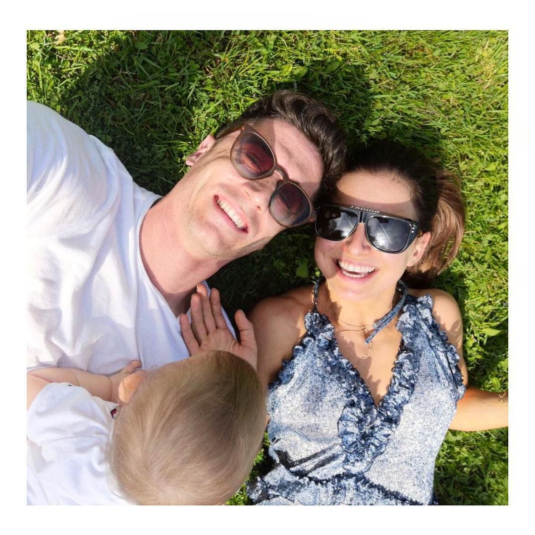 Anna Lewandowska leży na trawie w drogiej sukni Thecadess
