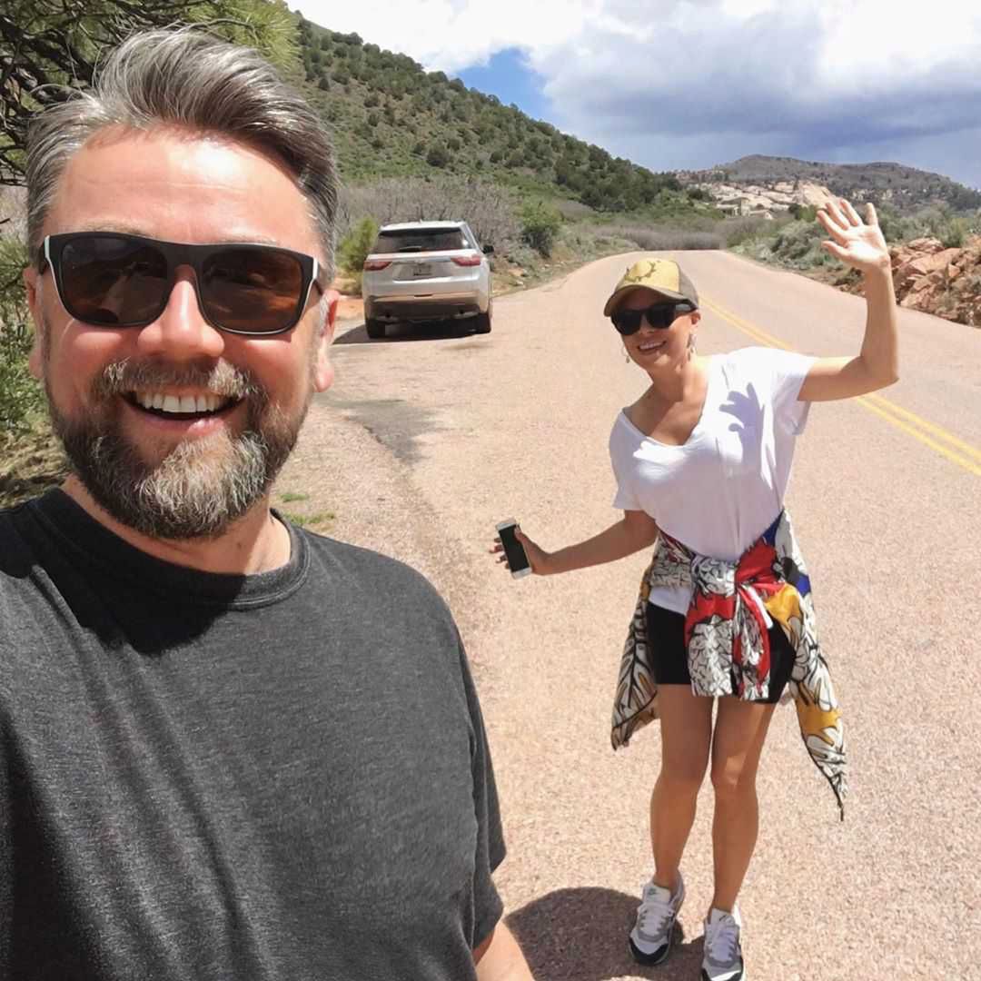 Ola Kwaśniewska z siwym Kubą Badachem na wakacjach w USA