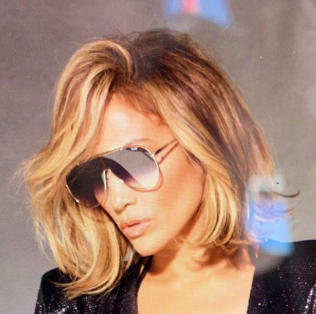 Jennifer Lopez w krótkich blond włosach