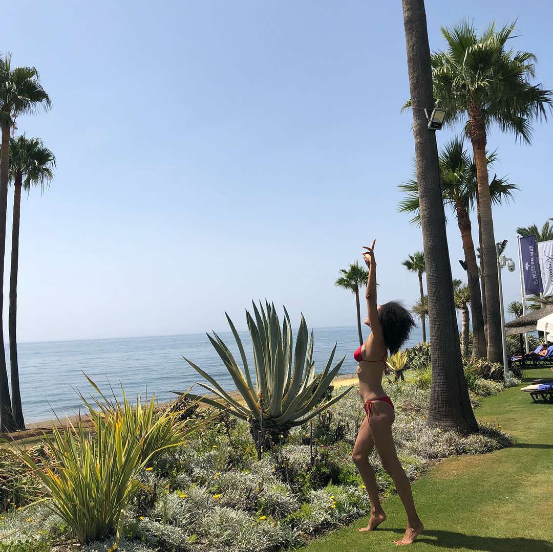Omenaa Mensah w bikini na wakacjach
