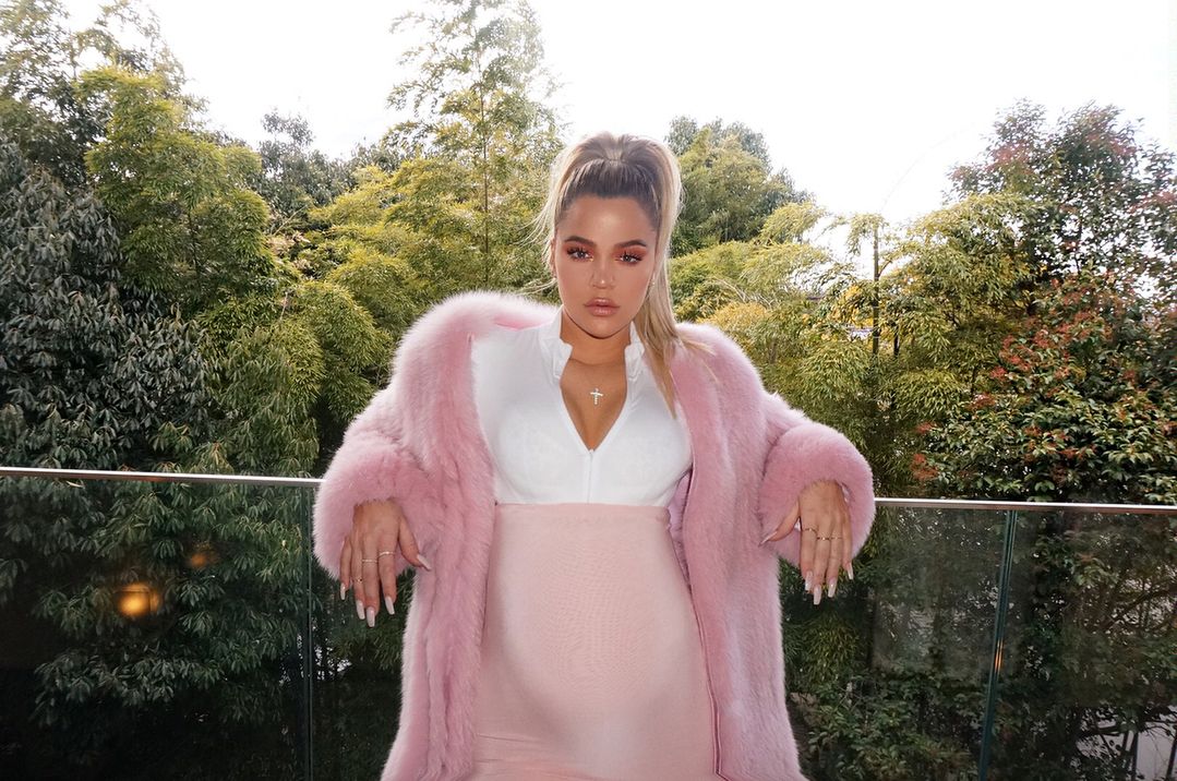 Khloe Kardashian chwali się gigantycznym brzuchem ciążowym