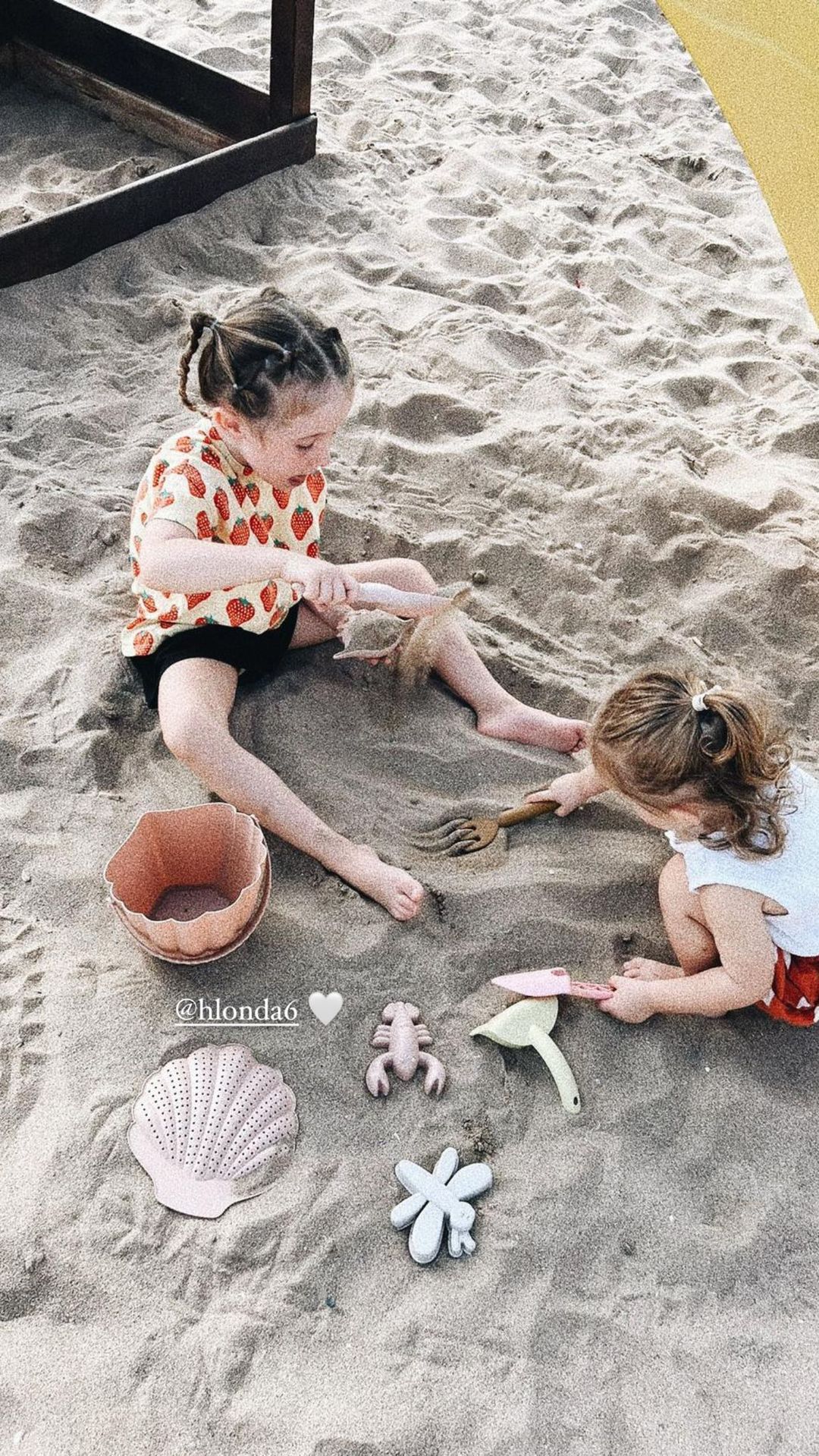 Klara i Laura bawią się w piasku