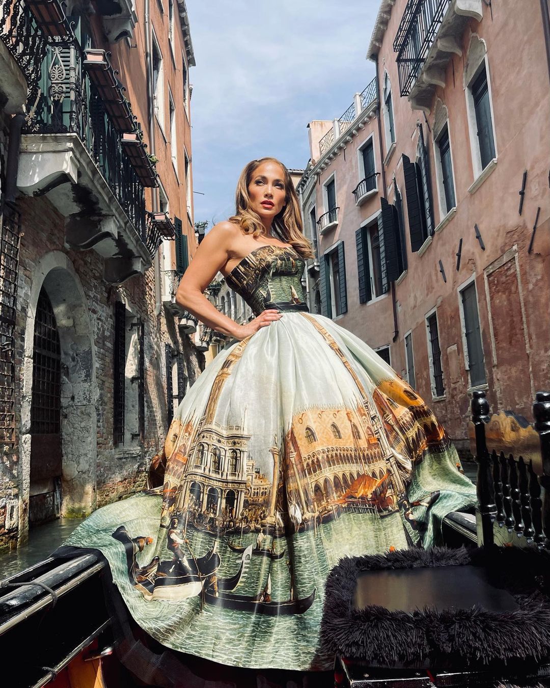 Jennifer Lopez w kreacji Dolce&Gabbana