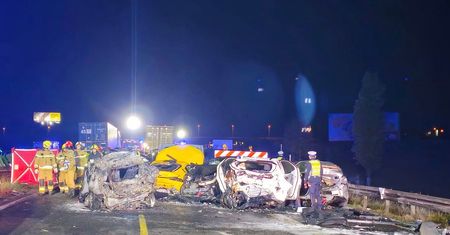 Uczniowie żegnają kolegów, którzy zginęli w karambolu na S7.