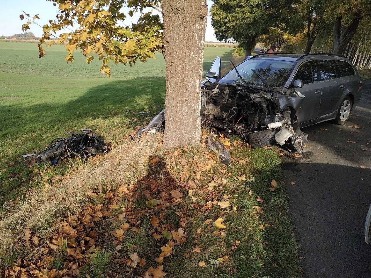 BMW uderzyło w drzewo