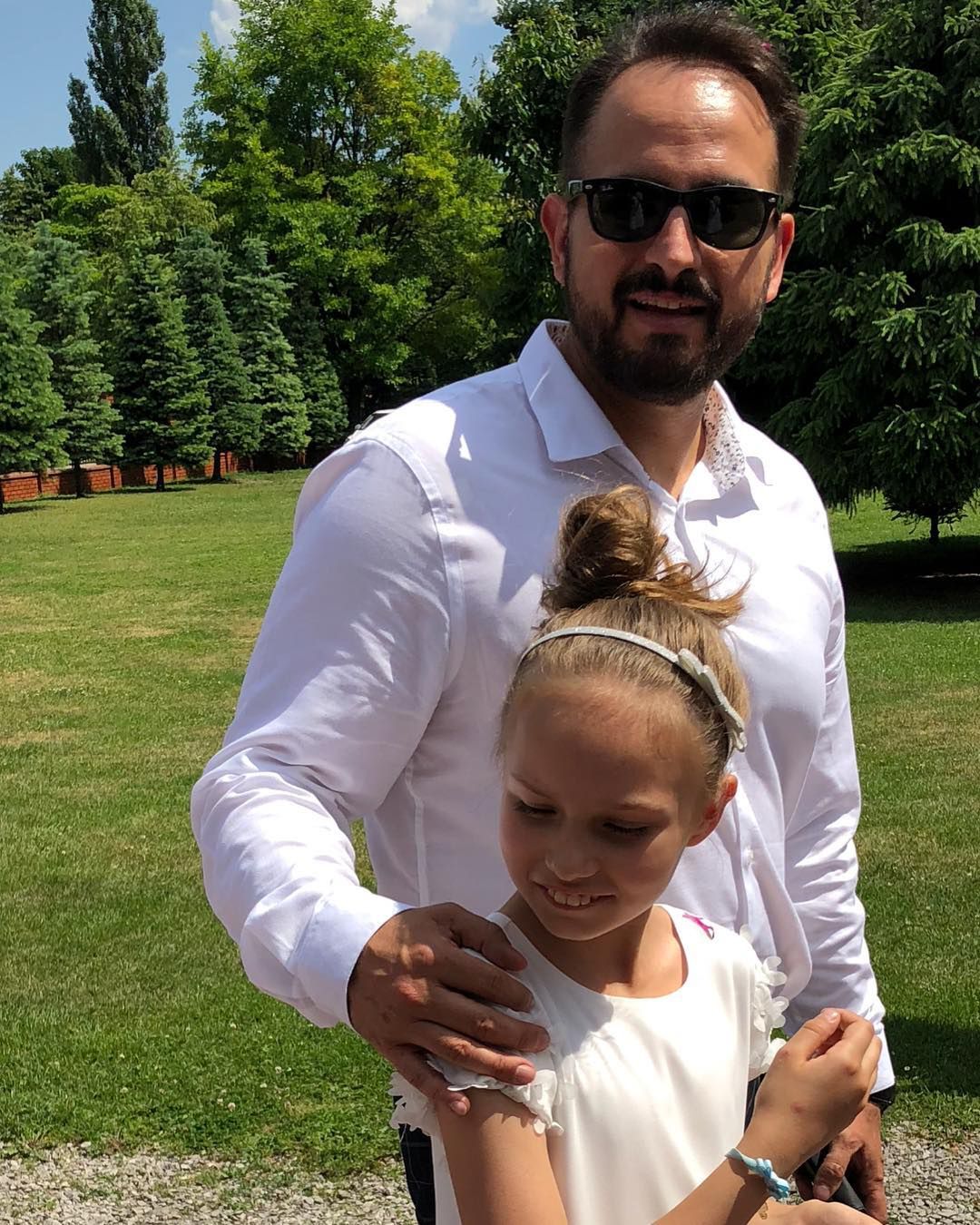 Agustin Egurrola z córką Carmen sypie kwiatkami