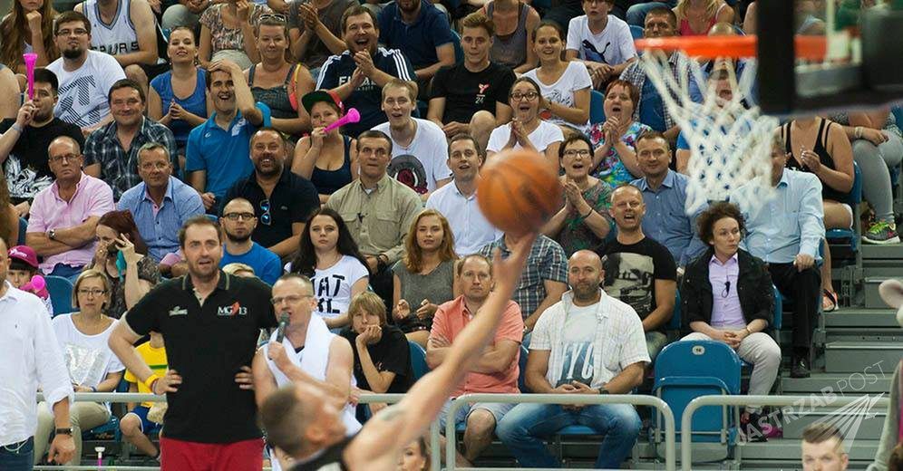 Ewa Kopacz na meczu Gortat vs Wojsko Polskie
