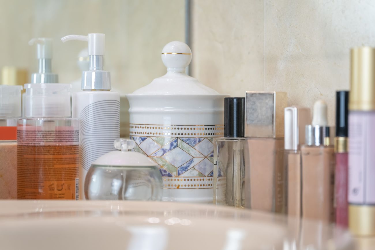 Przy AZS unikaj kosmetyków z konserwantami