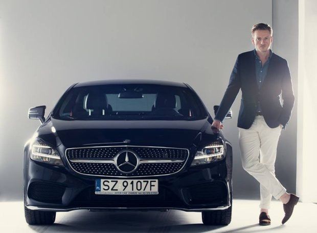 Czy pisarzowi wolno jeździć mercedesem?