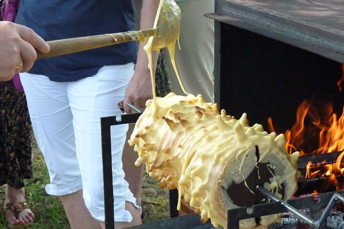 Przygotowywanie sękacza - pokaz w ramach Smaków Podlasia 2012, Białostockie Muzeum Wsi