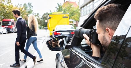 TYLKO U NAS: Paparazzo opowiedział o incydencie z celebrytą przyłapanym pod agencją towarzyską. "Szybko skoczył do bankomatu"
