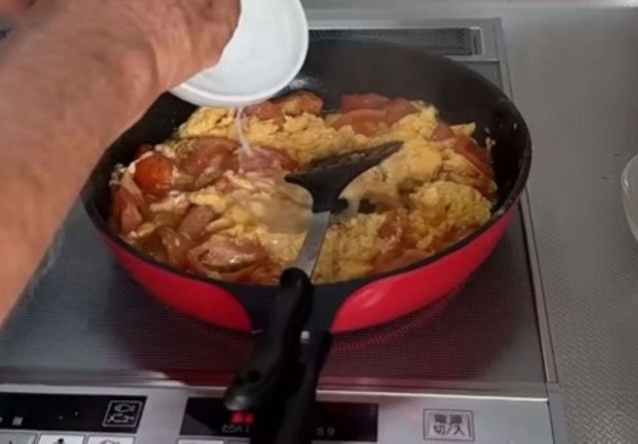 Jajecznica po japońsku robi furorę. Takiej jeszcze nie jadłeś