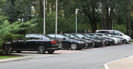 Jakimi autami jeżdżą urzędnicy w ministerstwach? Wśród rządowych aut dominują niemieckie limuzyny