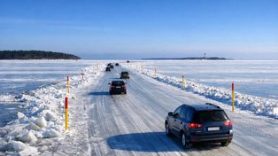 Lodowa autostrada na Bałtyku. Estończycy otwierają drogę i łączą wyspy
