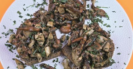 Bruschetta z grzybami. Włoski specjał w polskim wydaniu na listopadowe dni