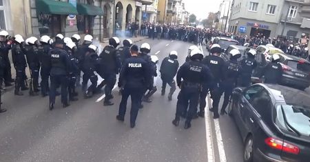 Trybuny były puste, ale kibice i tak wszczęli zamieszki
