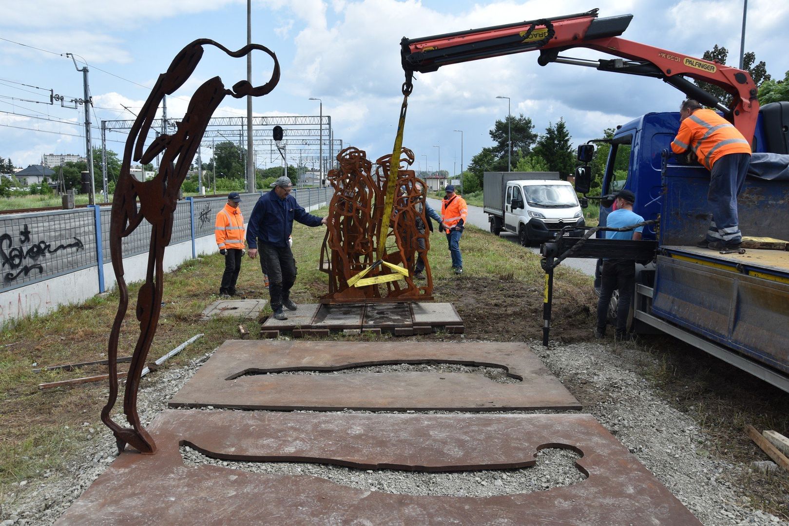 Montaż pierwszego modułu pomnika &#34;Pamięć, sprzeciw, przestroga&#34; przy rampie kolejowej przy ul. Bartla w Tarnowie