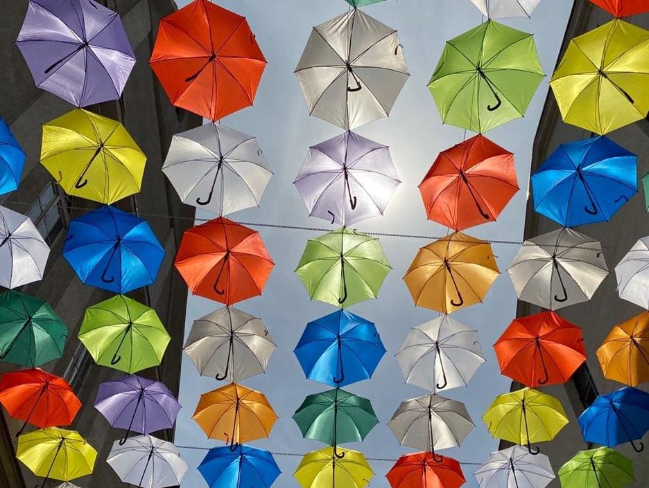 Kolorowe parasolki pojawiły się w śródmieściu, będą tam do jesieni