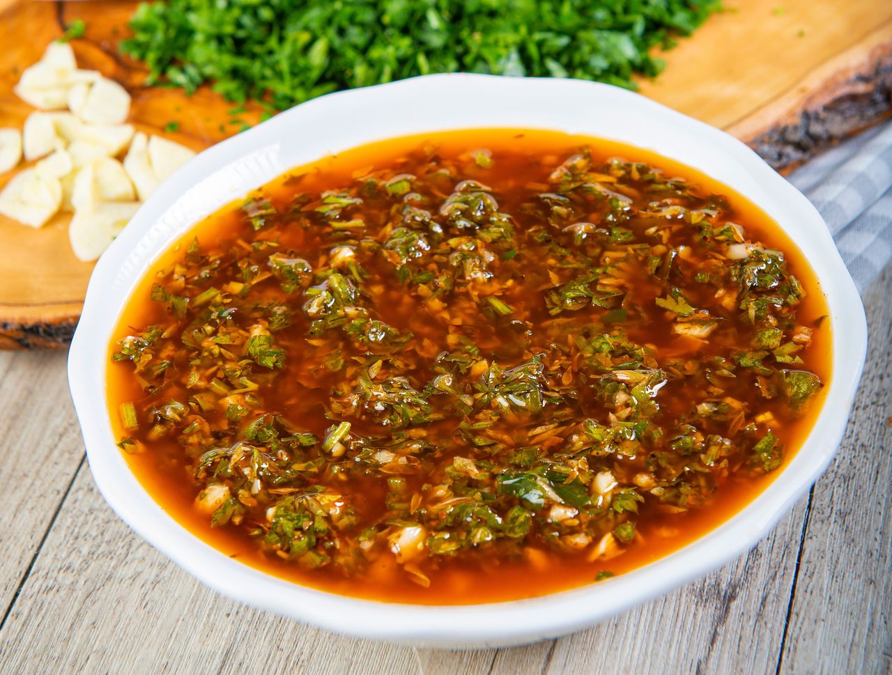 Podaj do pieczywa albo polej jajecznicę. Ten czerwony sosik to prawdziwa petarda