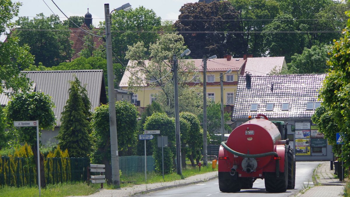 Wielkopolska Marek Bazak
PHOTO: ZOFIA I MAREK BAZAK / EAST NEWS 
Wojewodztwo wielkopolskie miasto Zagorow N/z samochod asenizacyjny, szambiarka do wywozu nieczystosci cieklych do punktow zlewnych
ZOFIA BAZAK