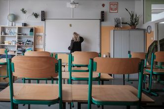 Ile zarabia się w szkole? Porównali pensję nauczyciela i woźnej