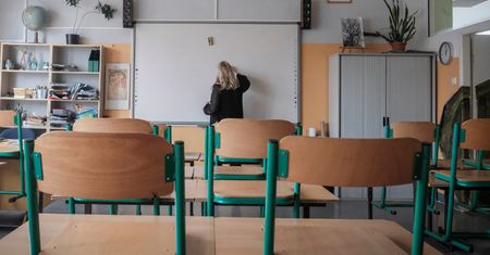 Ile zarabia się w szkole? Porównali pensję nauczyciela i woźnej