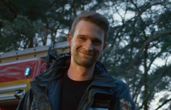 Strażak reklamuje Apap Extra jako „szybką ulgę w silny bólu” (wideo)