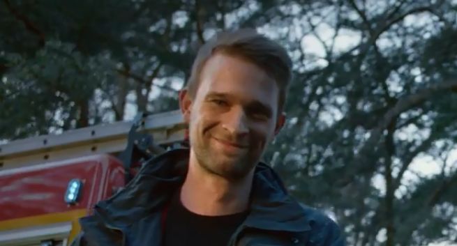 Strażak reklamuje Apap Extra jako „szybką ulgę w silny bólu” (wideo)