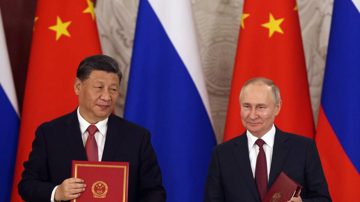 MOSCOW, RUSSIA - MARCH 21:  (RUSSIA OUT) Chinese President Xi Jinping (L) and Russian President Vladimir Putin (R) hold documents during the signing ceremony at the Grand Kremlin Palace, on March 21, 2023 in Moscow, Russia. Three days after being accused by an international tribunal of war crimes in Ukraine, Russian President Putin received Chinese leader Xi Jinping during his state visit to Russia. (Photo by Contributor/Getty Images)